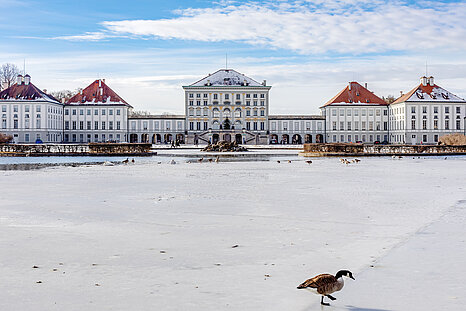 Zu sehen ist das Nymphenburger Schloss im Winter