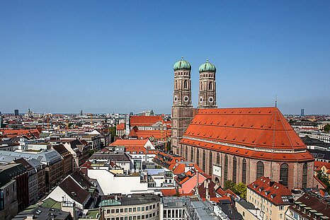 Zu sehen ist die Münchner Skyline mit der Frauenkirche rechts im Bild
