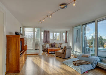 Helle Maisonettewohnung mit Balkon und Dachterrasse